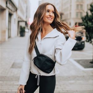 Lululemon Everywhere Belt Bag
